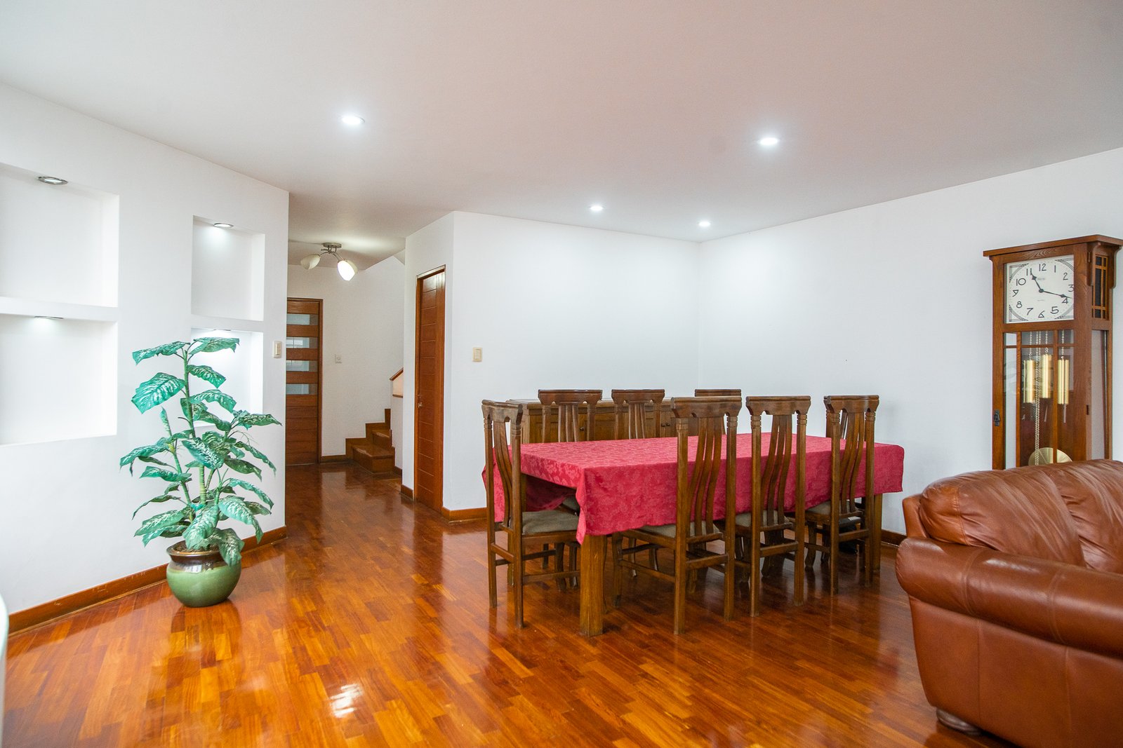 Vendo Casa en La Planicie: Terreno de 612 m² + 800 m² de Ladera con Piscina y Áreas Sociales