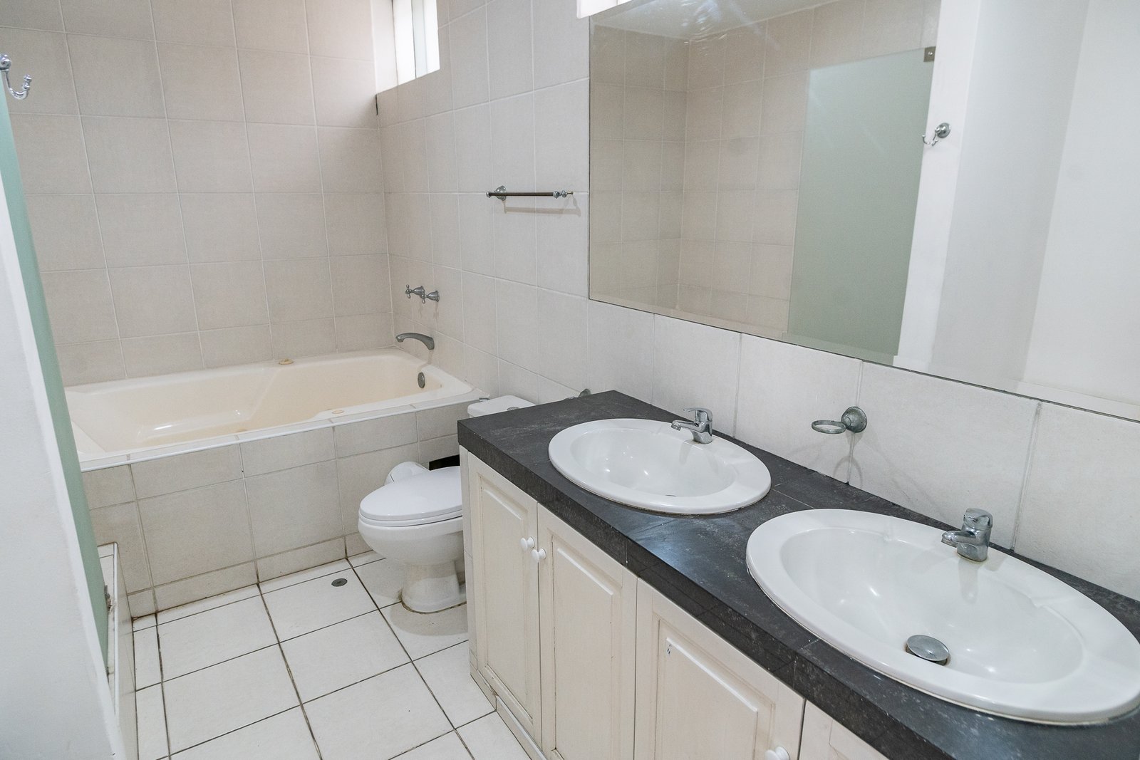 Vendo Casa en La Planicie: Terreno de 612 m² + 800 m² de Ladera con Piscina y Áreas Sociales