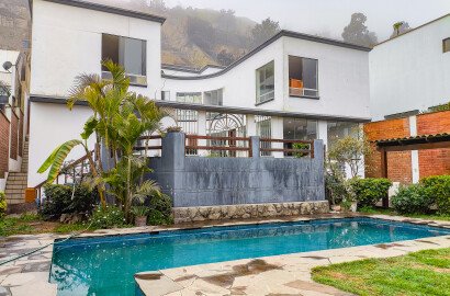 Vendo Casa en La Planicie: Terreno de 612 m² + 800 m² de Ladera con Piscina y Áreas Sociales