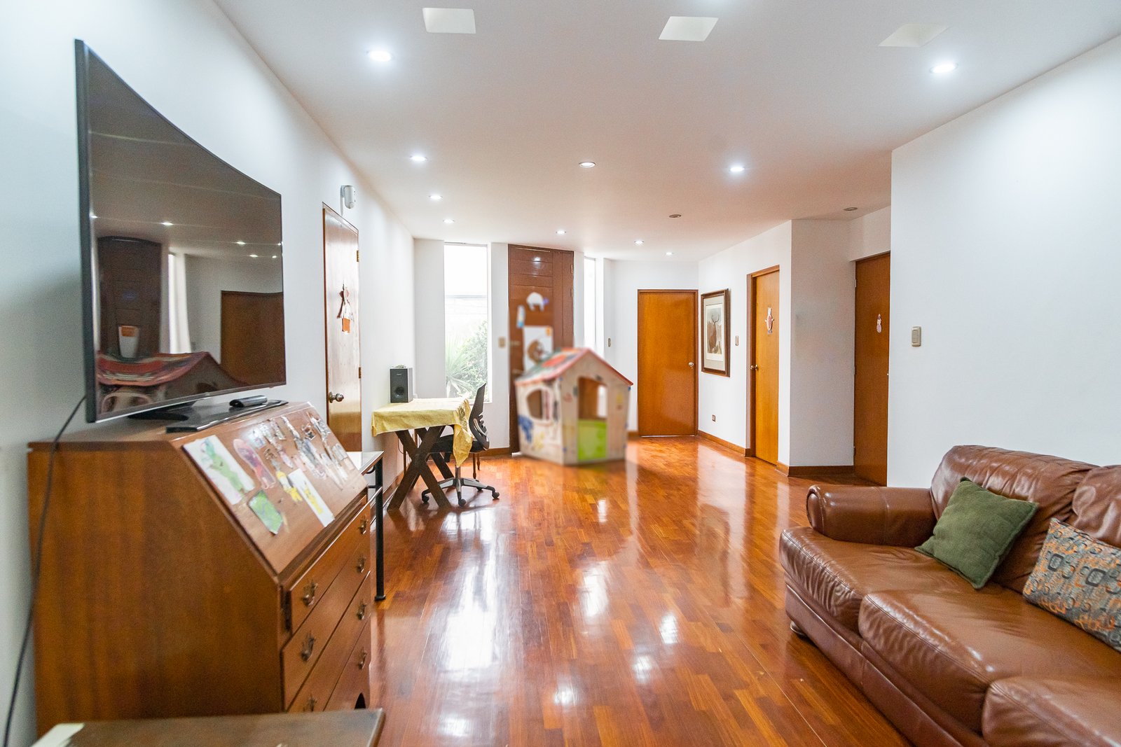 Vendo Casa en La Planicie: Terreno de 612 m² + 800 m² de Ladera con Piscina y Áreas Sociales