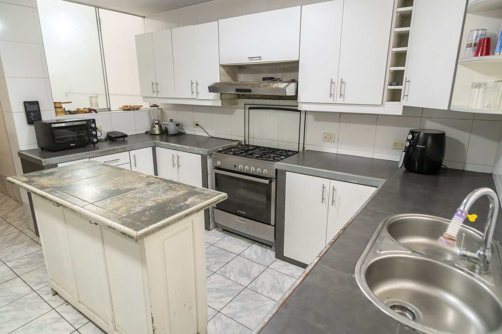 Vendo Casa en La Planicie: Terreno de 612 m² + 800 m² de Ladera con Piscina y Áreas Sociales