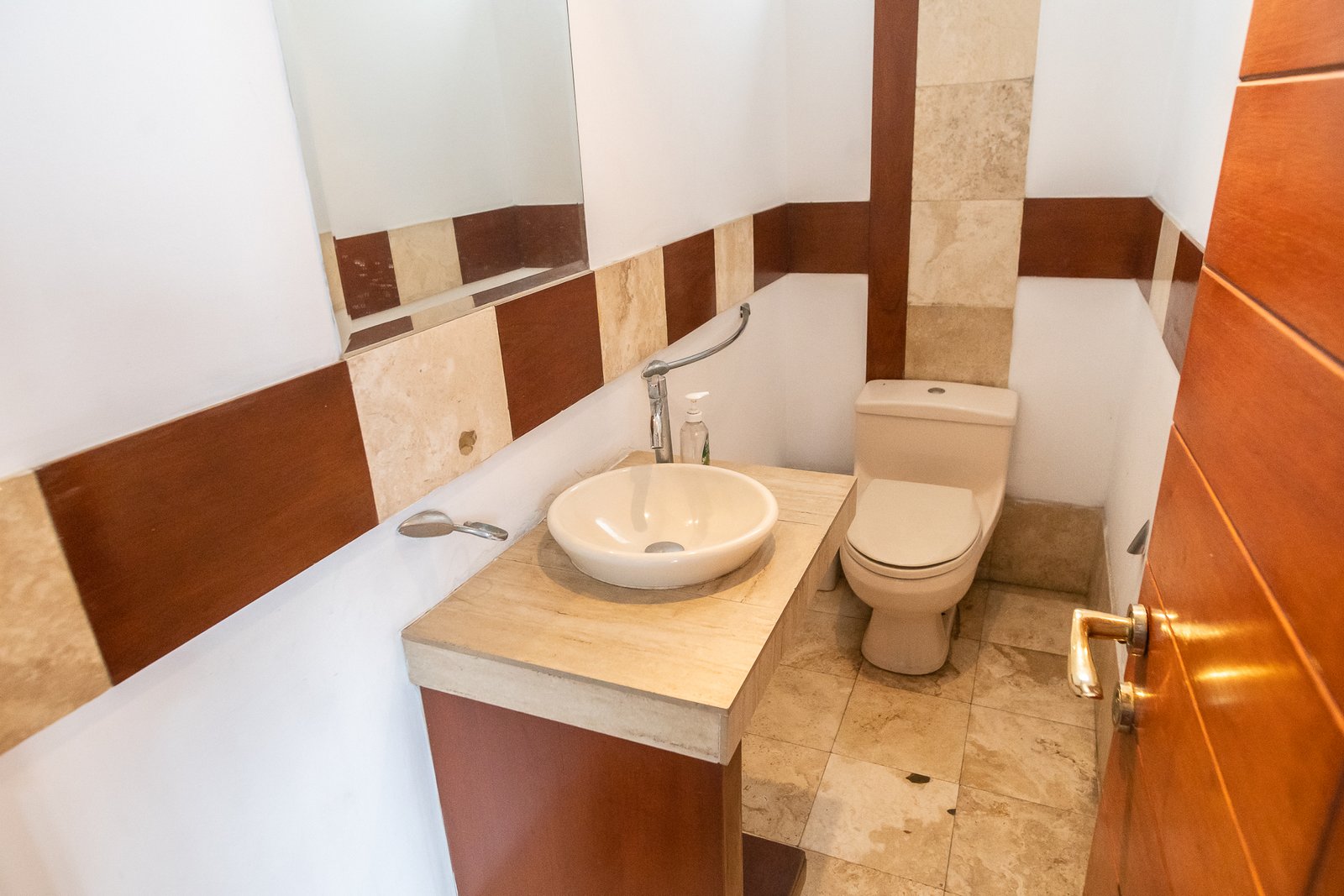 Vendo Casa en La Planicie: Terreno de 612 m² + 800 m² de Ladera con Piscina y Áreas Sociales