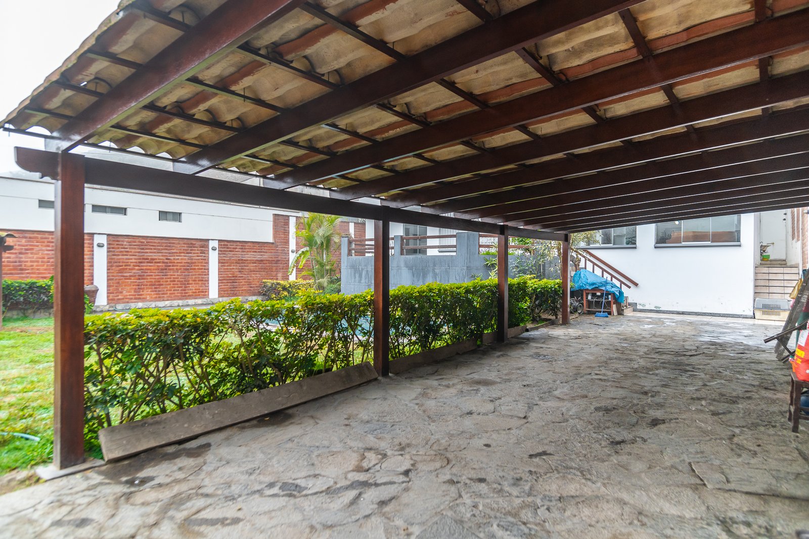Vendo Casa en La Planicie: Terreno de 612 m² + 800 m² de Ladera con Piscina y Áreas Sociales